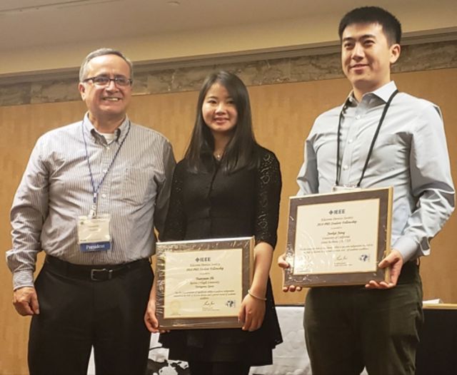 Jiang receiving award from the president of IEEE EDS